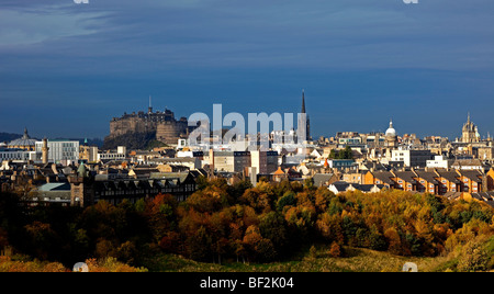 Skyline von Edinburgh im Herbst, mit Edinburgh Castle in Schottland, Großbritannien, Europa Hintergrund Stockfoto