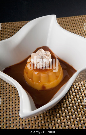 Nahaufnahme der Baiser gekrönt Caramel Pudding Stockfoto