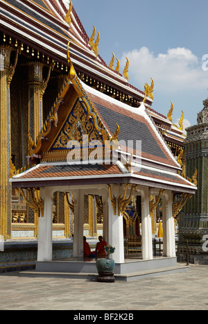 Mönche im Wat Phra Kaeo (Tempel des Smaragd-Buddha) & Royal Grand Palace, Bangkok, Thailand. Stockfoto