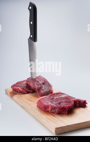 Nahaufnahme der Bürzel Steaks mit einem Messer Stockfoto