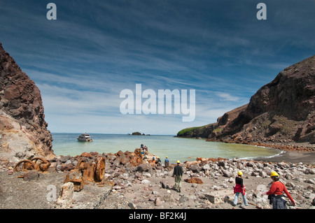 Touristen fotografieren & White Island zu erkunden / Whakaari, Bay Of Plenty, New Zealand Stockfoto