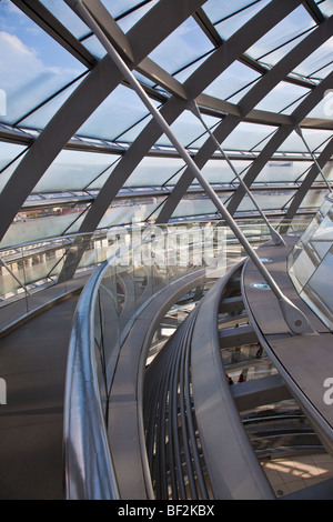 Die Kuppel des Reichstagsgebäudes Bundestag entworfen vom Architekten Norman Foster in Berlin Stockfoto