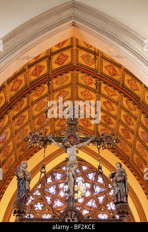 Dach/Decke hing Kruzifix in die schöne und tröstliche Shrewsbury RC Kathedrale, Shrewsbury, Shropshire, England gefunden. Stockfoto