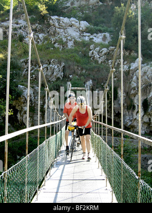 Radfahrer, die Überquerung des Flusses kümmert sich in der Nähe von Glasscheiben in Nordspanien Stockfoto