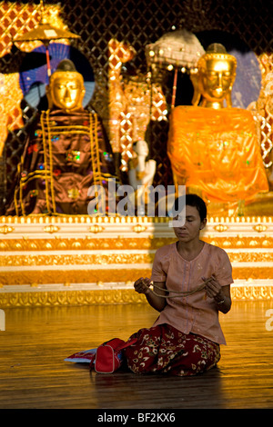 Eine Frau beten am Shwedagon Paya, Yangon, Myanmar. Stockfoto