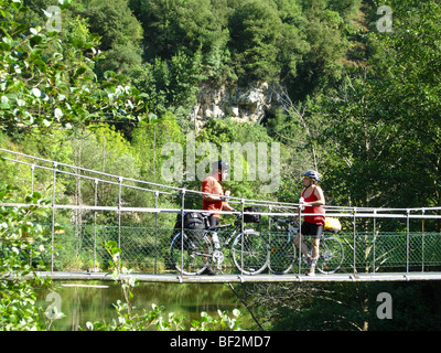 zwei Radfahrer ruht auf einer Stahlbrücke über den Fluss sorgen in Nordspanien Stockfoto