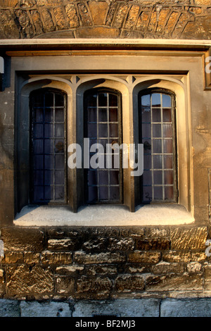 Fenster der Heiligen Dreifaltigkeit Kirche Halle im Morgengrauen, Bradford on Avon, Wiltshire, England, UK Stockfoto