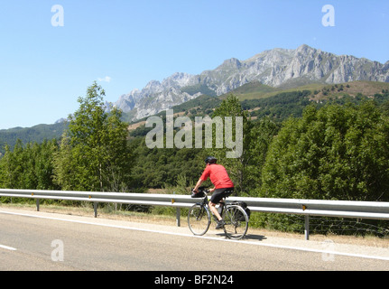 Männliche Radfahrer Eingabe Tal Portes in Nordspanien auf dem Weg von Scheiben Stockfoto