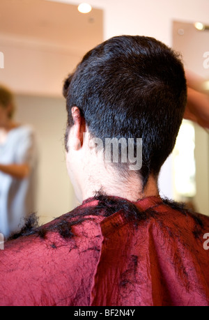 Mann hat seine Haare schneiden - Schuss in den Kopf Stockfoto