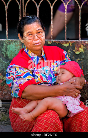 Porträt einer burmesischen Frau mit einem Kind. Yangon, Myanmar. Stockfoto