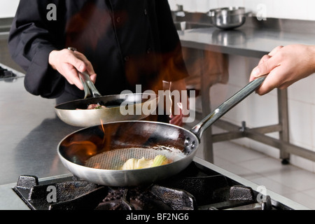 Zwei Köche kochen in der Küche Stockfoto
