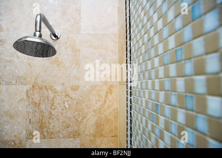 Dusche im Badezimmer Stockfoto