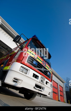 Volvo-Feuerwehrauto außerhalb Wartung Gebäude von Hampshire Feuer & Eastleigh Rettungszentrale Stockfoto