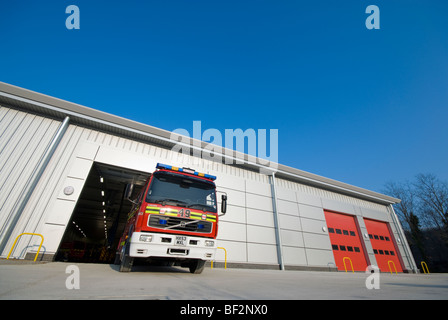 Volvo-Feuerwehrauto außerhalb Wartung Gebäude von Hampshire Feuer & Eastleigh Rettungszentrale Stockfoto