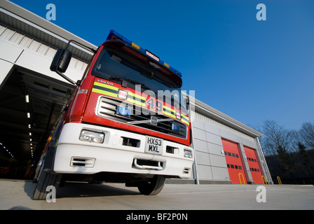 Volvo-Feuerwehrauto außerhalb Wartung Gebäude von Hampshire Feuer & Eastleigh Rettungszentrale Stockfoto