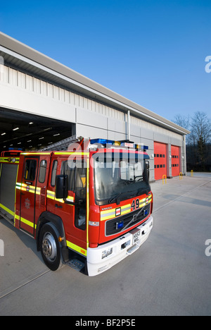 Volvo-Feuerwehrauto außerhalb Wartung Gebäude von Hampshire Feuer & Eastleigh Rettungszentrale Stockfoto