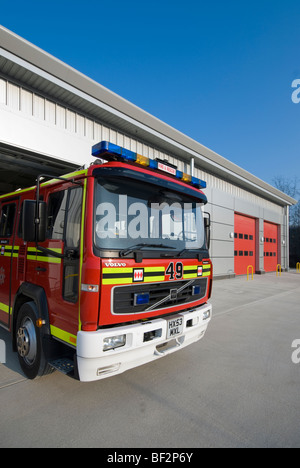 Volvo-Feuerwehrauto außerhalb Wartung Gebäude von Hampshire Feuer & Eastleigh Rettungszentrale Stockfoto