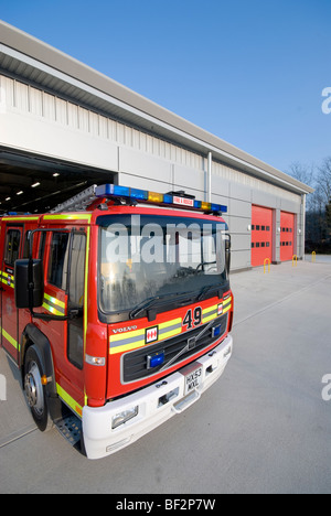 Volvo-Feuerwehrauto außerhalb Wartung Gebäude von Hampshire Feuer & Eastleigh Rettungszentrale Stockfoto