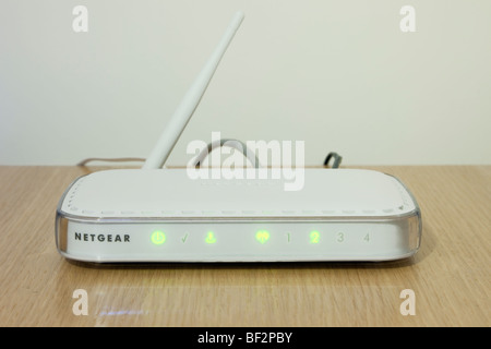 NETGEAR wireless Modem Breitband-Router eingeschaltet für online gehen. England-UK-Großbritannien Stockfoto