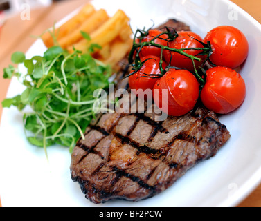 Freilandhaltung aufgezogen Beef Rib Eye Steak mit Strauchtomaten, serviert in der Galerie Bistro in Hove UK Stockfoto