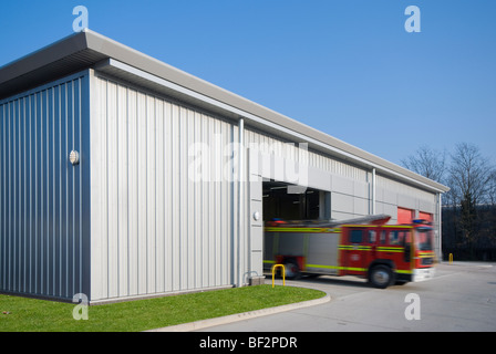 Volvo-Feuerwehrauto außerhalb Wartung Gebäude von Hampshire Feuer & Eastleigh Rettungszentrale Stockfoto