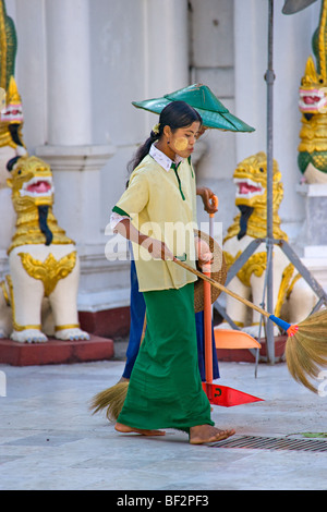 Zwei Mädchen, die Reinigung am Shwedagon Paya, Yangon, Myanmar. Stockfoto