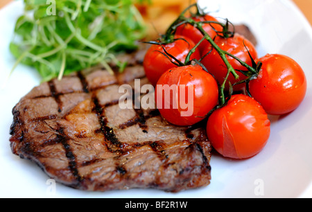 Freilandhaltung aufgezogen Beef Rib Eye Steak mit Strauchtomaten, serviert in der Galerie Bistro in Hove UK Stockfoto