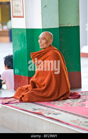 Mönch beten am Shwedagon Paya, Yangon, Myanmar. Stockfoto