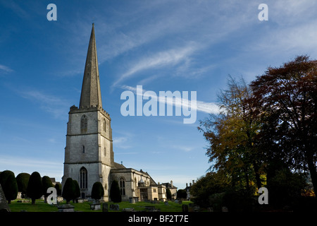 St. Marien Kirche, in der Cotswold-Dorf Painswick, Gloucestershire, England. Der Kirchhof hat bekanntlich 99 Eiben Stockfoto