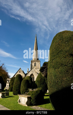 St. Marien Kirche, in der Cotswold-Dorf Painswick, Gloucestershire, England. Der Kirchhof hat bekanntlich 99 Eiben Stockfoto