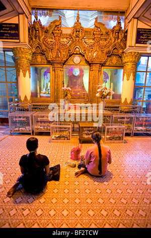 Zwei Frauen beten am Shwedagon Paya, Yangon, Myanmar. Stockfoto