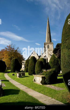 St. Marien Kirche, in der Cotswold-Dorf Painswick, Gloucestershire, England. Der Kirchhof hat bekanntlich 99 Eiben Stockfoto