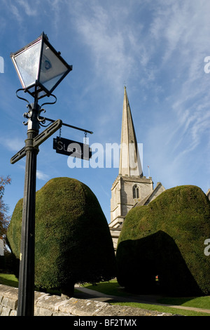 St. Marien Kirche, in der Cotswold-Dorf Painswick, Gloucestershire, England. Der Kirchhof hat bekanntlich 99 Eiben Stockfoto