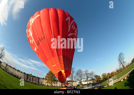 Weitwinkelaufnahme Heißluft Ballon wird aufgeblasen vor ausziehen. Stockfoto