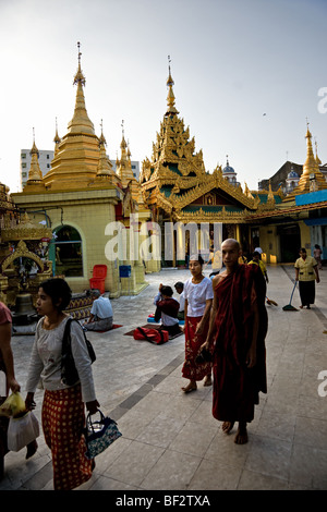 Mönch und Menschen bei Sule Paya, Yangon, Myanmar. Stockfoto