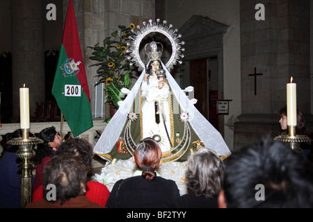 Anhänger der Virgen de Copacabana (Schutzpatron von Bolivien) Ehre nach dem 6. August Unabhängigkeitstag Masse, die Kathedrale von La Paz, Bolivien Stockfoto