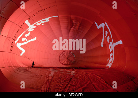 Weitwinkelaufnahme suchen in einem Heißluftballon, wie es mit der Ballon-Pilot zu Fuß innen aufgeblasen wird Stockfoto