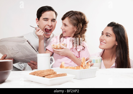 Familie am Frühstückstisch Stockfoto