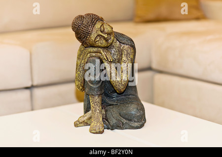 Figur des Buddha auf einem Tisch Stockfoto