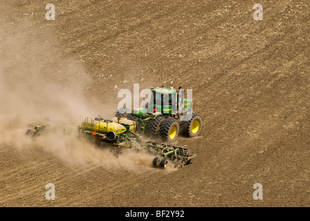 Ein John Deere Traktor und Luft Sämaschine Pflanzung Garbanzo Bohnen (Kichererbsen) in den sanften Hügeln der Palouse / Washington, USA. Stockfoto