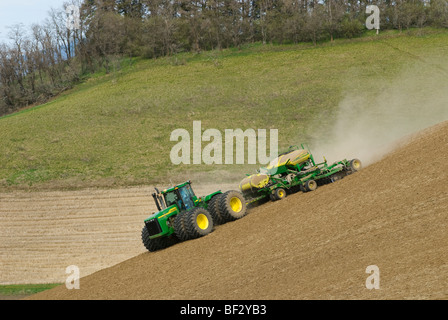 Ein John Deere Traktor und Luft Sämaschine Pflanzung Garbanzo Bohnen (Kichererbsen) in den sanften Hügeln der Palouse / Washington, USA. Stockfoto