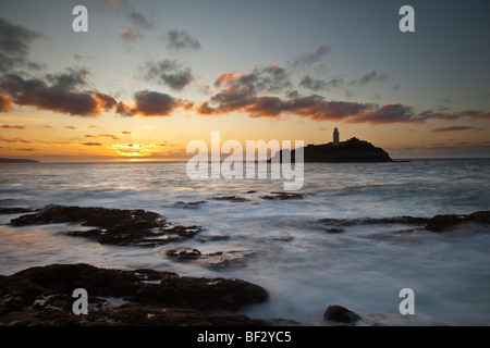 Flut an Sonnenuntergang, Godrevy Point und Leuchtturm, St. Ives Bay, North Cornwall Stockfoto