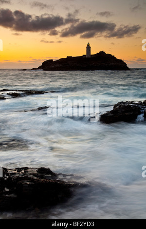 Flut an Sonnenuntergang, Godrevy Point und Leuchtturm, St. Ives Bay, North Cornwall Stockfoto