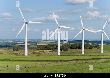 Power Generation Wind farm 35m Höhe an der Nabe und haben einen Rotordurchmesser von 37m Stockfoto