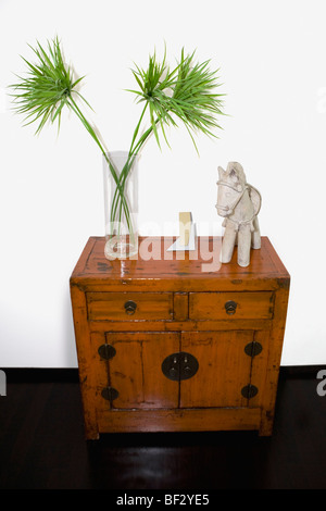 Vase und Figur auf ein Holzgehäuse Stockfoto