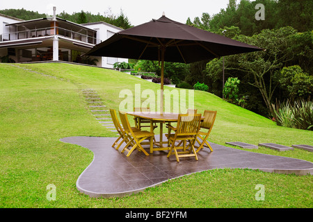 Tisch und Stühlen unter einem Dach Terrasse im Rasen Stockfoto