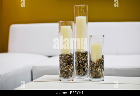 Kerzen im Leuchter Halter auf einem Tisch Stockfoto