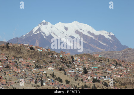 La Paz expandiert weiter nach außen und die umliegenden Berge, Mt Illimani im Hintergrund, Bolivien Stockfoto