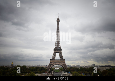 Unter Frankreichs Wahrzeichen, dem Eiffelturm, in der Hauptstadt von Paris, einem bewölkten grauen Himmel blickte. Stockfoto