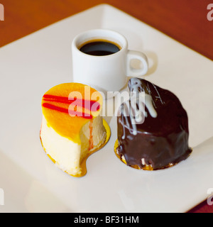 Nahaufnahme von sortierten Gebäck mit einer Tasse schwarzen Kaffee Stockfoto